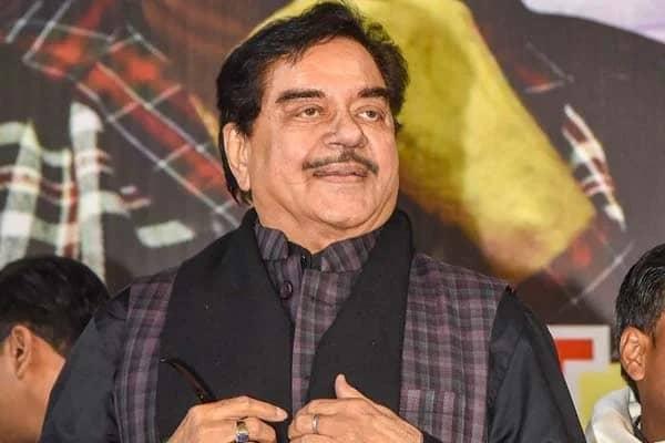 Shatrughan Sinha: Paparazzi's Knight Amid Dirty Pants Drama