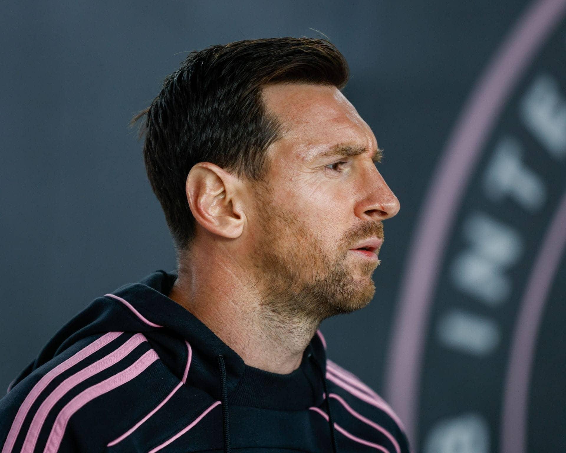 Messi ne Enrique ko diya FIFA Best Coach ka khitab, bhai!