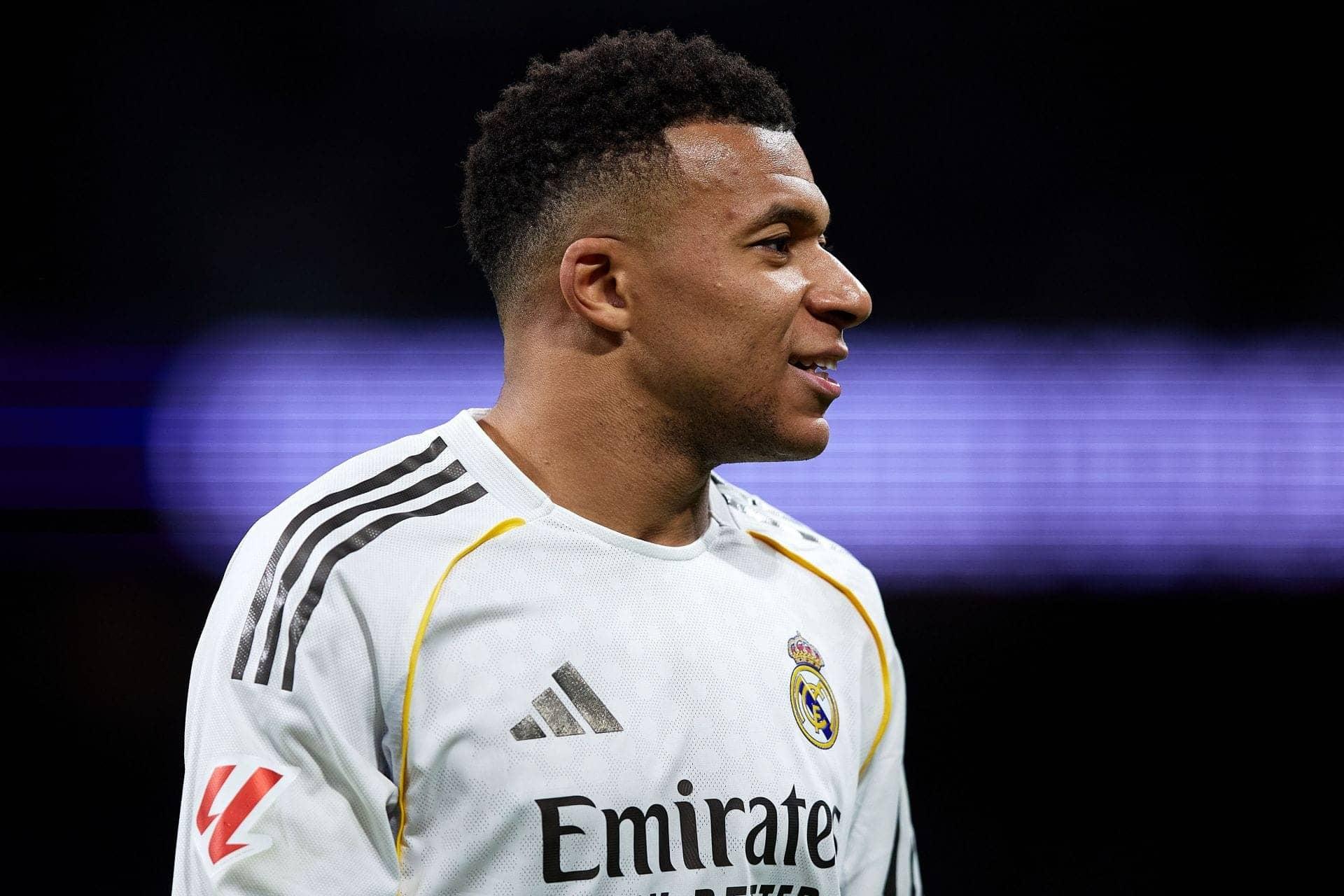 Kylian Mbappé's Knee Injury Sidelines Him for a Few Weeks, G