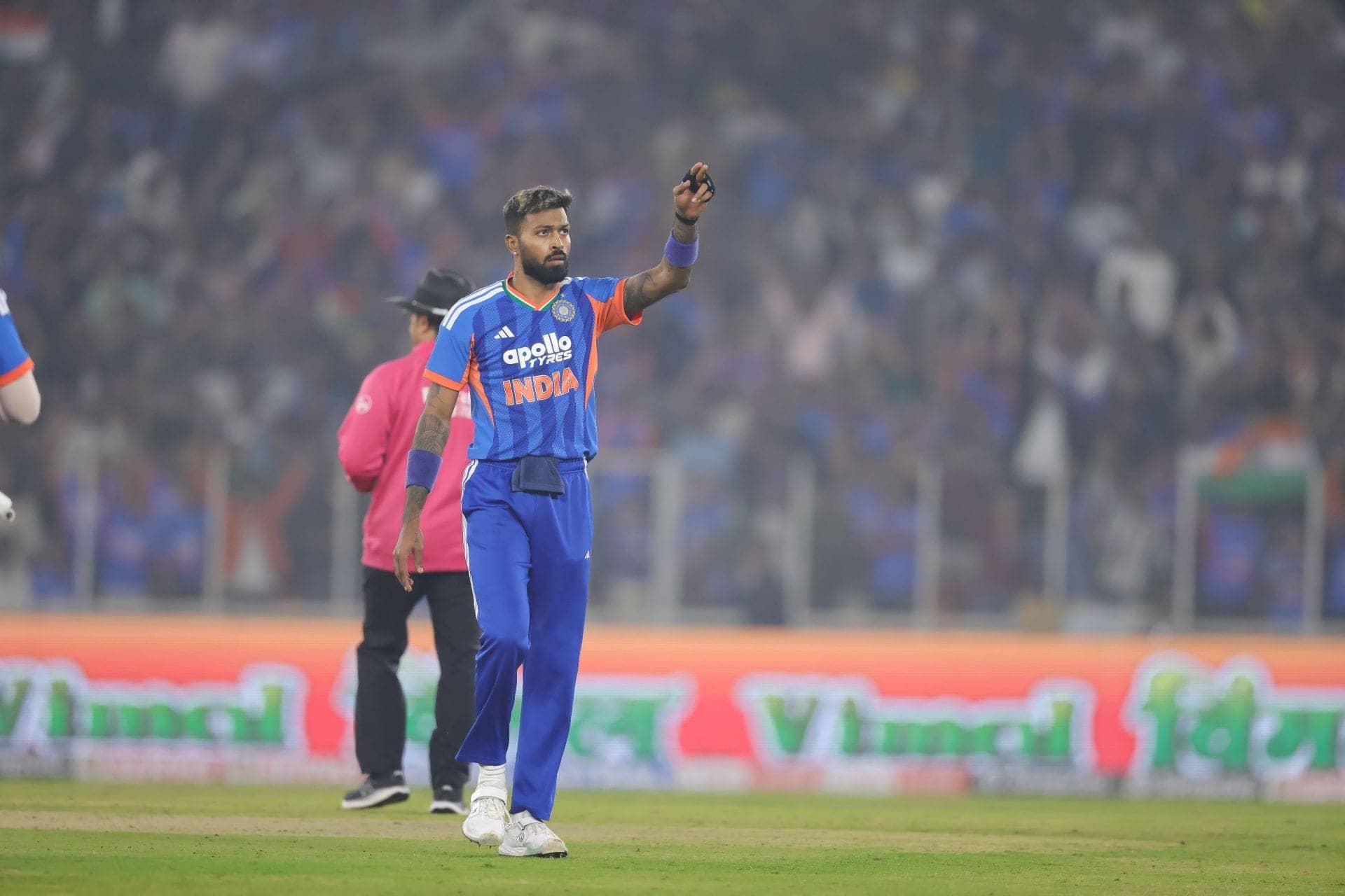 Hardik Pandya and Mahieka Sharma: The Airport Embrace Showdown