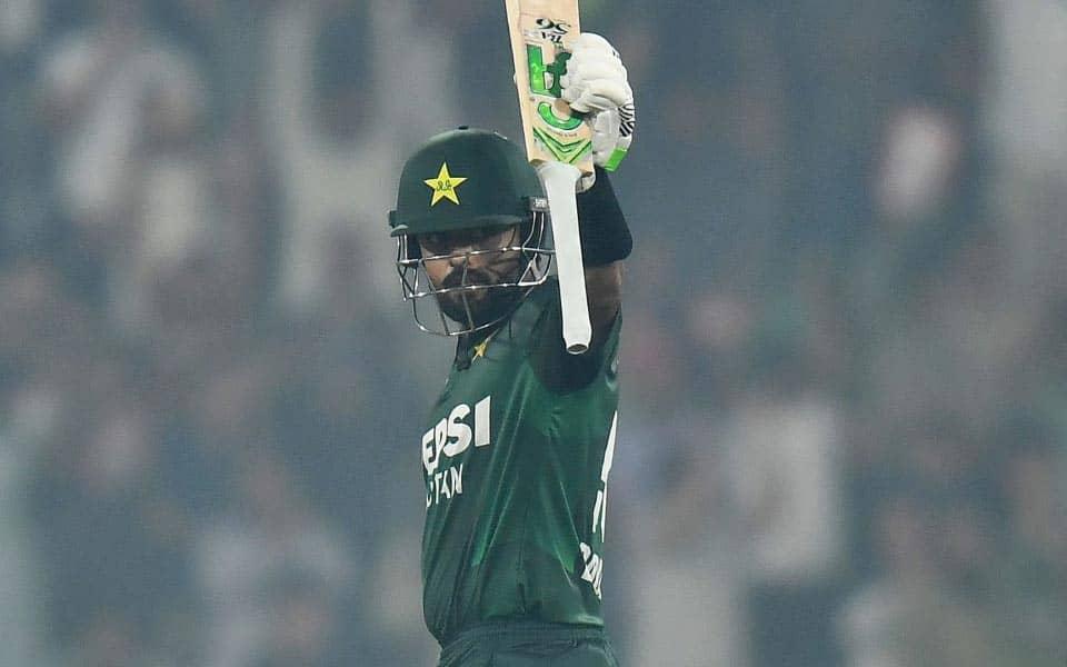 Babar ko chhodo, media se keh rahe hain Agha bhai!
