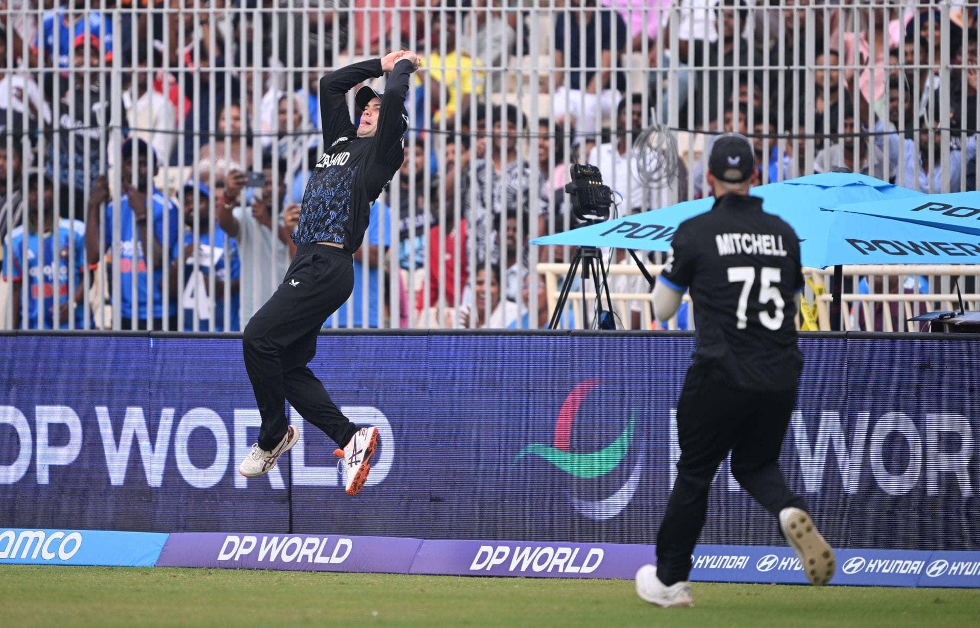 Mark Chapman and Daryl Mitchell pull off a brilliant relay catch to dismiss Alishan Sharafu in NZ vs UAE 2026 T20 World Cup match [Watch]