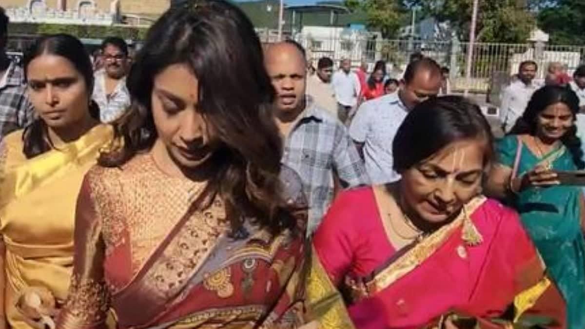Shriya Saran Keeps It Cool At Tirumala With Mom
