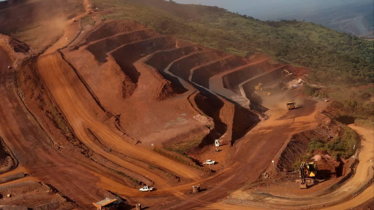 Guinea Ka Shipping Drama: Iron Ore Ki Race Shuru!