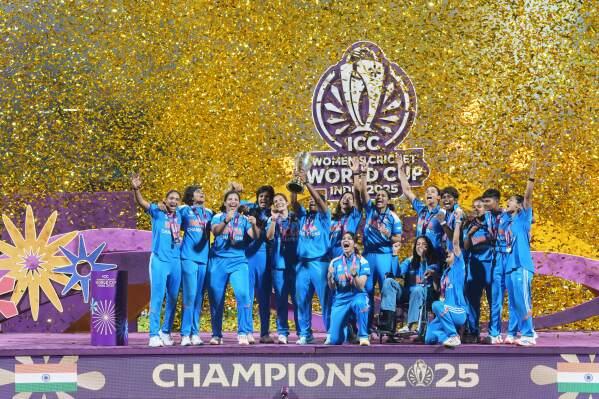 Jemimah Hands Out Best Fielding Medal to Amanjot Kaur