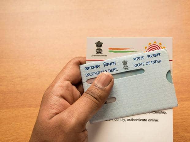 Deadline se pehle PAN-Aadhaar link karna hai, samjho bhai!