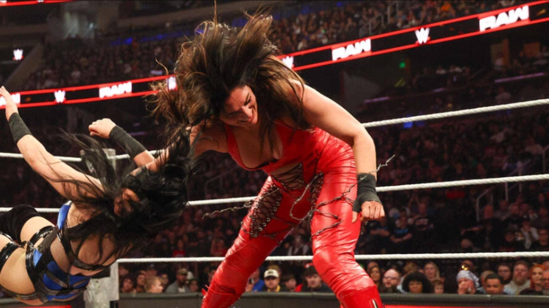 WWE RAW pe Raquel ka wardrobe mishap, sab log has rahe hain!
