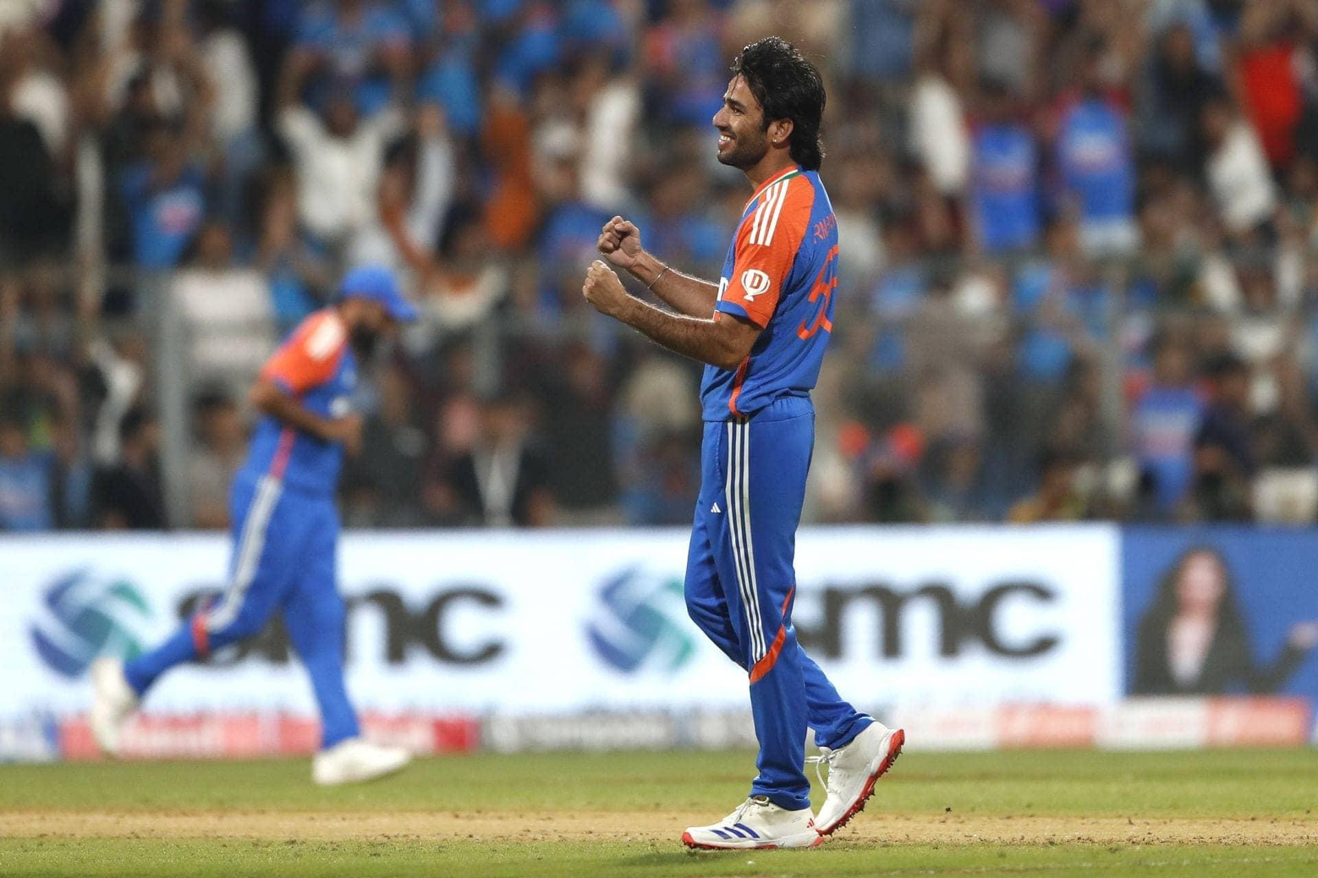 Ravi Bishnoi lays the smackdown on Glenn Phillips in T20I