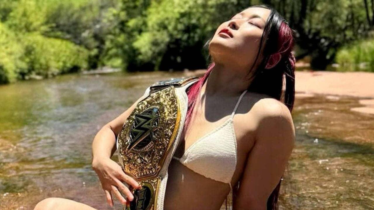 IYO SKY ka Triple H ko gale lagana—Zindagi hai zabardast!