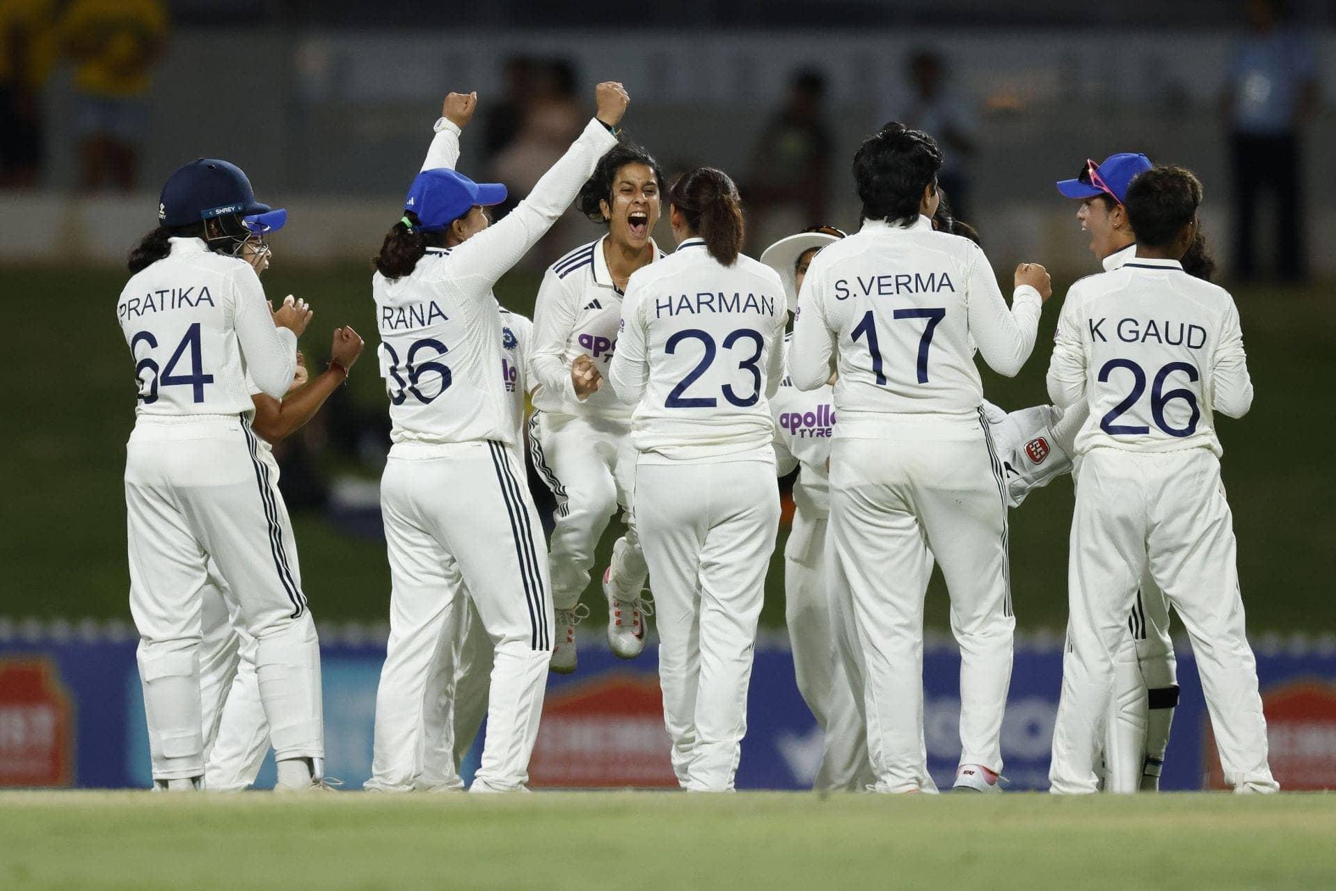 Sayali Satghare ka pehla wicket, kya zabardast delivery thi!
