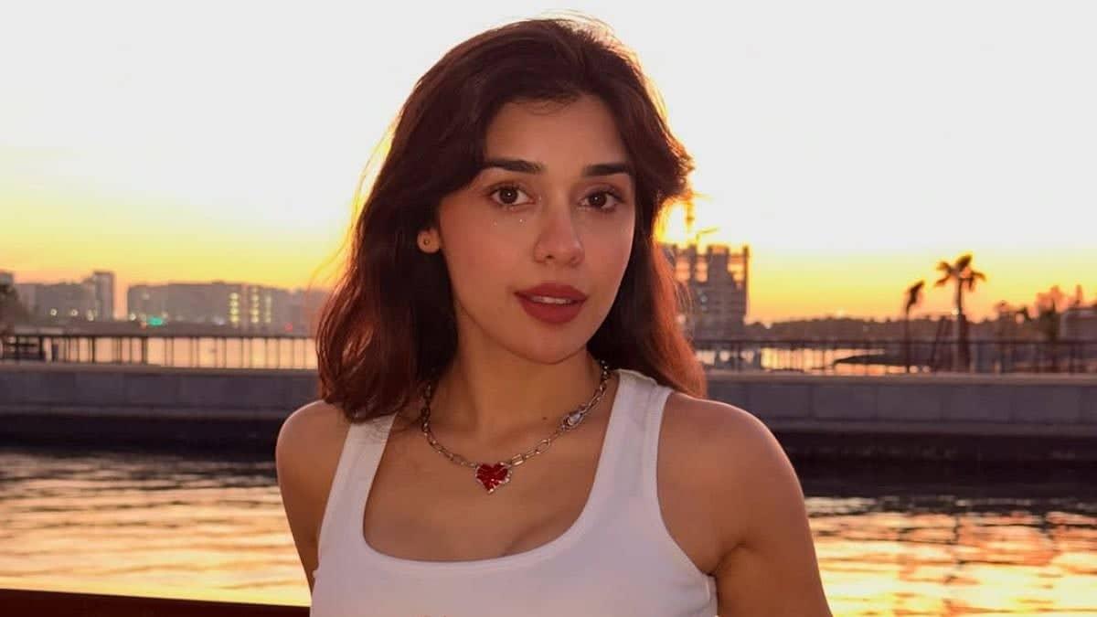 Eisha Singh's Smooth Apology: Drama with Fans Unveiled