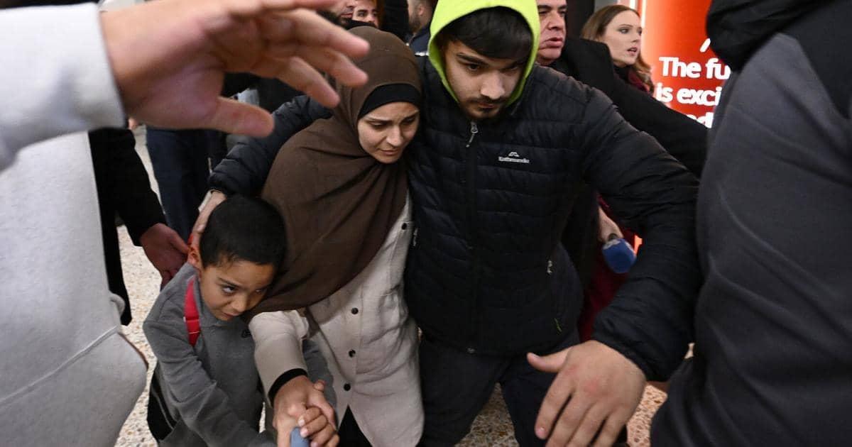 Aussie Women and Kids Return from Syria, Believe It!