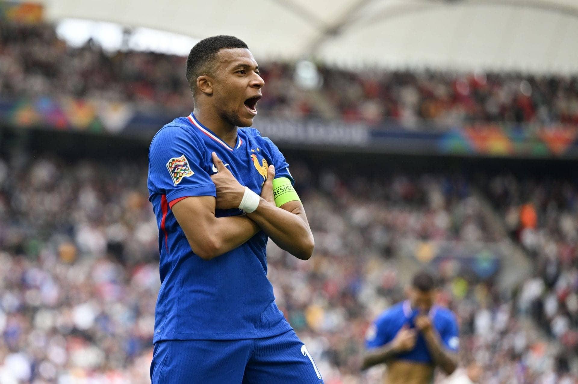 Didier Deschamps Fires Back: Mbappe Is a Center-Forward Superstar!